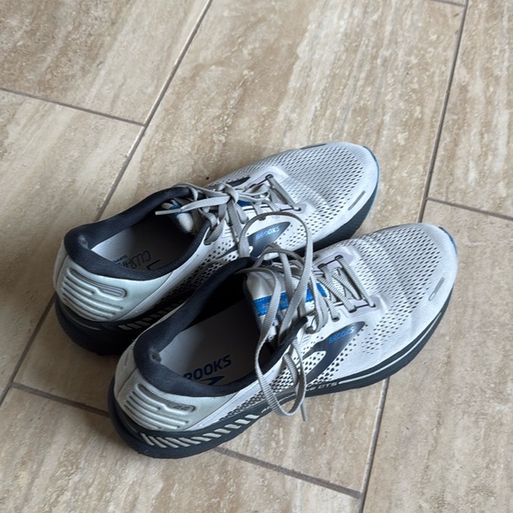 Brooks Adrenaline GTS 22 - Picture 1 of 9